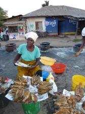Femmes vendant du poisson frit grâce au biogaz