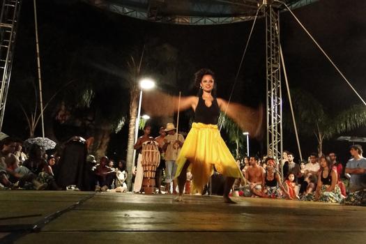 apresentação do grupo Afro em Nós