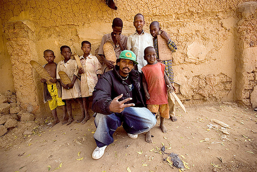 Chanteur des Black Daps posant avec des enfants de Niamey